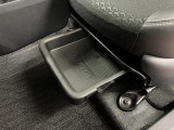 助手席シートアンダートレイ