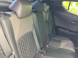 左右のシートにはヘッドレストとシートベルトが備わり、乗員それぞれの座席を確保しています。背もたれ中央の模様が印象的で、後席で過ごす際の落ち着いた雰囲気も魅力です。