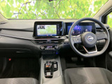 運転席まわりは各表示が見渡しやすく、前方の視界も広々としています。シートは身体を預けやすい形状で、黒を基調とした室内はすっきりとした印象。毎日の移動も落ち着いて過ごせます。