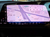 スマホを接続しなくても、車載システム単体で常に最新のグーグルマップやアプリが利用可能。パーソナルAIアシスタント「Gemini」により、音声だけで目的地検索からエアコン、メディア操作までスムーズに行えます。