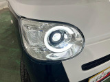 白く明るい光で夜間走行をサポートするLEDヘッドランプを搭載