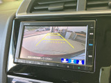 後方の様子を画面で確認しながら駐車でき、黄色いガイド線が位置合わせの目安になります。車庫入れや駐車時の後方確認をサポートし、周囲を確かめながら操作できます。