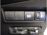 ETC2.0装備です。これまでのETC車載器の通信機能をアップさせた(専用狭域通信)全国の高速道路等に設置されている「ITSスポット」という通信用アンテナとの間で、高速・大容量の相互通信を自動的に行います。