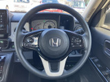 握りやすい形状で、運転操作をスムーズに行えます。快適なドライビングポジションを実現し、長距離運転でも疲れにくい設計です。