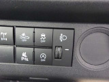 ■衝突回避支援機構■自動車に搭載したレーダーやカメラからの情報をコンピュータが解析し、運転者への警告やブレーキの補助操作などを行います。事故予防に!