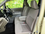 運転席周りはシンプルで操作性に優れています。必要な情報を一目で確認できる配置です。