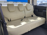 3列目シートも広々としており、大人でもゆったりと座れます。多人数乗車にも対応できる、実用性の高い一台です。