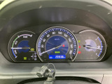 速度や燃料残量などの情報がメーター内にまとまり、運転席から確認しやすい配置です。表示が見やすく、必要な情報をひと目で把握しやすいため、日々の運転を支えます。