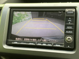 後方の映像にガイド線が表示され、駐車時に車両と周囲の位置関係を確認しやすい仕様です。バック時は目視も併用して、安全確認にお役立てください。