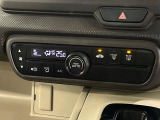 【オートエアコン】一度お好みの温度に設定すれば、車内の温度を検知し風量や温度を自動で調整。暑い&hellip;寒い&hellip;と何度もスイッチ操作をする必要はありません。快適な車内空間には必須の機能ですね♪