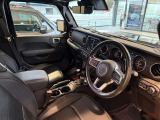 ステアリングを握ればJeepワールドが目の前に広がります。