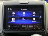 直感的なインターフェースで快適なドライブをサポートします。スマートフォン連携機能も搭載し、目的地設定もスムーズに行えます。