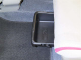 助手席シートアンダートレイを装備しております。