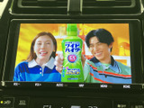 画面にテレビ映像を表示でき、停車中の待ち時間などに番組を視聴できます。見やすい画面で、休憩中のひとときを過ごす際にも活用いただける便利な装備です。