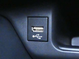 USB充電ポートです。車内でスマホなど電子機器の充電が可能です♪
