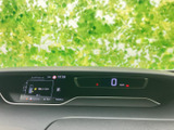 視認性の高いメーター類で、運転に必要な情報を的確に把握できます。運転状況が一目でわかり、安全運転をサポートします。明るさ調整も可能です。