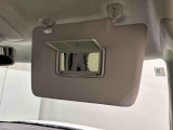 運転席、助手席共にサンバイザー&バニティミラー、運転席側にはチケットフォルダーも付いてます。