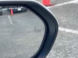【ブラインドスポットモニター】走行中、ドアミラーの死角になりやすい箇所に後続車が接近するとサイドミラーのレンズに警告を表示!ドライバーに注意喚起をしてくれます。