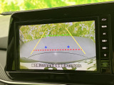 駐車時には車両後方の映像とガイド線を画面で確認でき、周囲との距離感をつかむ手助けになります。車庫入れや狭い場所での駐車をサポートする、日常にうれしい装備です。
