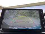 後方の映像に目安となるガイド線が表示され、駐車時に距離感をつかむ手助けになります。周囲を直接確認しながら、後退時の安全確認にお役立てください。