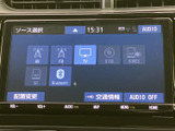 AM・FMやテレビ、ディスク、Bluetoothなどの選択肢が画面に並び、使いたい音源を確認しながら選べます。交通情報の表示もあり、日々の移動中に必要な項目へアクセスしやすい構成です。