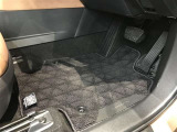 内装工程では、中古車を気持ちよくお乗りいただけるよう清掃しております。シートの洗浄はもちろん、ニオイの元となるフロアカーペットまで洗浄・消臭を実施。