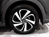 タイヤサイズは(195/60R17)で純正アルミホイールです