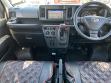 センターにまとまった画面と計器類は、運転席から視線を移しやすい配置です。ナビ画面の表示も確認しやすく、空調などの操作部も並んでいるため、日常の運転時に便利です。