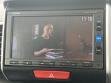 モニターでテレビ映像を視聴できる装備です。停車中の休憩時間などに映像を楽しめるので、車内で過ごす時間の選択肢が広がります。視聴は安全に配慮してご利用ください。