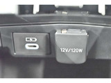 充電用USB端子付き。スマートフォンなどの充電に便利です。
