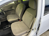 運転席からの視界は良好で、運転操作もスムーズに行えます。シートの素材感も良く、心地よいドライブをサポートします。シンプルで機能的なデザインです。