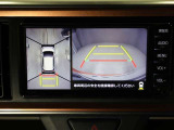 パノラミックビューモニターを装備。駐車場や交差点でクルマを真上から見るように周囲を確認できます。機能の詳細は販売店スタッフまでおたずねください。
