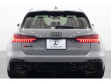 標準ボディから大きく張り出したワイドフェンダーはRS6専用デザイン。22インチホイールをしっかりと収め、ワゴンでありながら低く構えた力強いプロポーションを実現しています。