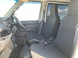 前席は運転席と助手席が並び、落ち着いた色合いで統一された室内です。窓が大きく周囲を確認しやすい視界も魅力。座席まわりに余裕があり、乗る方それぞれが過ごしやすい空間になっています。