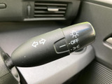 操作しやすいウインカーレバーで、安全な車線変更をサポート。スムーズな操作感で、運転の負担を軽減します。視認性も確保されています。