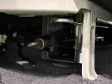 リヤシ-トの下(運転席側)にはジャッキ&工具が収納されています♪荷物を積載したままでもすぐに取り出せます。