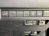 様々な情報を表示するモニター画面。車両の状態や設定をひと目で確認でき、運転をサポートします。