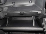 車検証などの収納に便利なグローブボックスです。