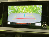 後方の映像に加え、画面上には駐車時の目安となるガイド線が表示されます。車庫入れや駐車スペースへの後退時に周囲を確認しやすく、目視と併用して安全な操作をサポートする装備です。