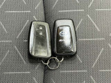 【スマートキー】ドアの開閉時鍵を探さなくても簡単にドアの開閉することが出来ます、また、エンジン始動も車内にスマートキーがあれば簡単に始動することが出来ます
