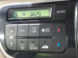 【オートエアコン】一度お好みの温度に設定すれば、車内の温度を検知し風量や温度を自動で調整。暑い&hellip;寒い&hellip;と何度もスイッチ操作をする必要はありません。快適な車内空間には必須の機能ですね♪
