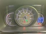 速度計を中心に各種表示がまとまり、運転に必要な情報をひと目で確認しやすい配置です。表示灯も並び、走行前や停車時の車両確認にも役立ちます。日々の運転を支える装備です。