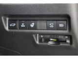 機能性溢れる運転席まわり。使いやすいスイッチ類の配置で運転中のストレスを軽減し楽しくドライブできますよ。