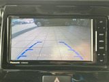 後方の様子を画面で確認でき、目安となるガイド線も表示されています。駐車時や後退時に周囲の状況を把握しやすく、目視での確認と合わせて安心感につながる装備です。