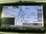 見やすい地図画面で、目的地への道案内をサポートします。渋滞情報もリアルタイムで確認でき、スムーズな移動に貢献します。