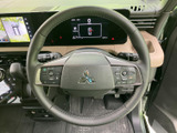握りやすいステアリング形状で、快適な運転操作をサポート。オーディオやハンズフリー通話など、便利な機能も操作可能です。