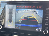 車両周辺の映像とガイド線をモニターで確認でき、駐車時の後方確認を助けます。画面内に車両の位置も表示されるため、周囲の状況を把握しながら操作しやすい装備です。