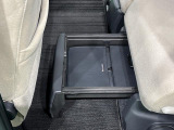 フロアに,直接置きたくない荷物はリアシートの足元からサッと引き出せる「置きラクボックス」へ!