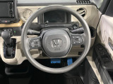 インテリアに合わせたデザインのステアリングは、運転される方のことも考え、運転しやすい形状、大きさです。是非一度、実際に触ってお確かめください。