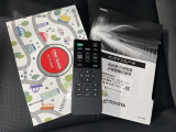 メンテナンスノート、取扱説明書です。 その車の整備記録が事細やかに記録されています。 車が生まれてから今までどのような道を歩んできたのか判るとても重要な物ですよ。